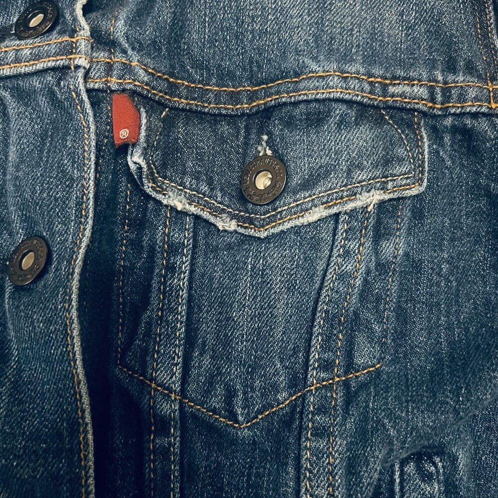 ⭐️HOST PICK - Levi's XS Trucker Jean Denim Jacket - Medium Blue - LIKE NEW - Picture 8 of 10
